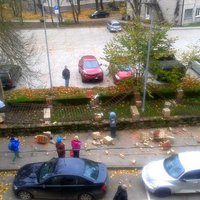 Foto, Video: Auto taranē un nobrucina Rīgas 1.slimnīcas žogu (+ komentārs)