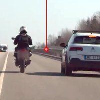 Video: Jelgavā motociklists bez tiesībām bēg no policijas