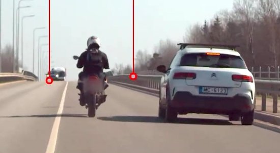 ВИДЕО: в Елгаве мотоциклист без прав уходит от полиции