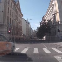 Video: Taksometra šoferis Rīgas centrā rupji pārkāpj satiksmes noteikumus