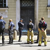 Oslo vīrietis ratiņkrēslā apmētā karaļa pili ar Molotova kokteiļiem