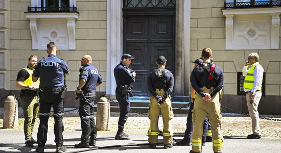 Oslo vīrietis ratiņkrēslā apmētā karaļa pili ar Molotova kokteiļiem