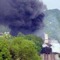 ASV no sliedēm nobrauc un eksplodē kravas vilciens (+FOTO)