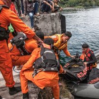 Pieaug bojā gājušo skaits Indonēzijā nogrimušā prāmja katastrofā