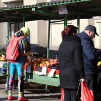 'Mums nav citu iespēju' – infektologs Dumpis iesaka stingri ievērot divu metru distancēšanos