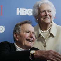 Джордж Буш-старший обрил голову наголо