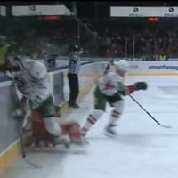 Video: 'Ak Bars' hokejists 'ielīmē' bortā pretinieku