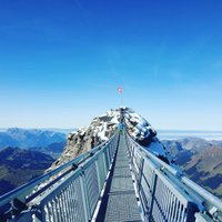 Asu izjūtu cienītājiem: tilts Šveices Alpos, kas savieno divas kalnu virsotnes