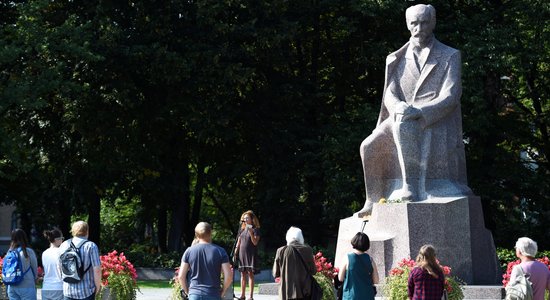 Foto: Tradicionālie Dzejas lasījumi pie Raiņa kājām