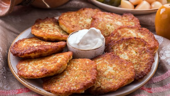 "TasteAtlas" pasaulē augstāk novērtētais kartupeļu ēdiens – latviešu kartupeļu pankūkas