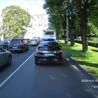 Video: 'Honda' vadītājs veic neizprotamas darbības sabiedriskā transporta joslā