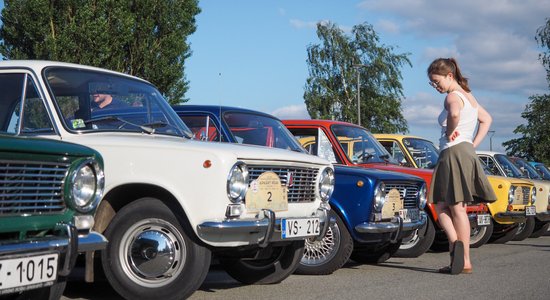 Foto: Rīgā par godu žiguļa 50 gadu jubilejai uz AB dambja pulcējušies padomju auto