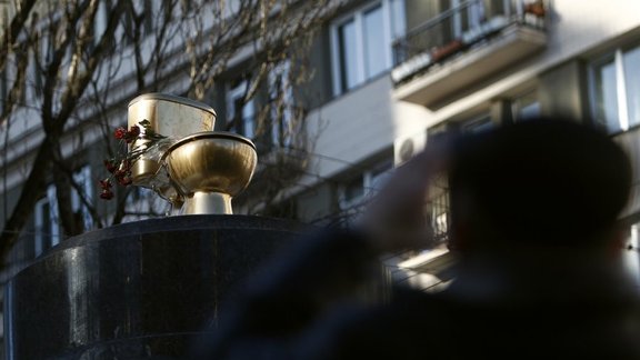 toilet bowl on statue Vladimir Lenin kiev