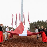 Foto: Jūrmalā paceļ valsts simtgadei veltītu Latvijas karogu 35 metru augstumā