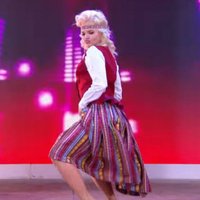 Yana Bruk no Latvijas Krievijas precību šovā izpilda tautiski provokatīvu deju