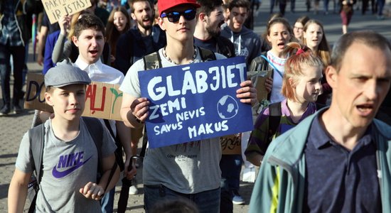 Gājienā zaļās politikas veicināšanai pulcējušies vairāk nekā 200 jaunieši