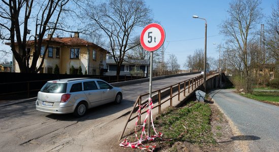 Нужно только двухуровневое пересечение железной дороги: что будет вместо моста на ул. Алтонaвас