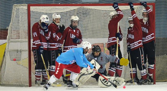 Foto: Latvijas 'bumbiņas dzenātāji' uz lielā ledus laukuma sāk pasaules čempionātu