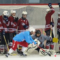 Foto: Latvijas 'bumbiņas dzenātāji' uz lielā ledus laukuma sāk pasaules čempionātu