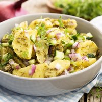 Ātri un vienkārši – sātīgu kartupeļu salātu receptes vakariņu laikam