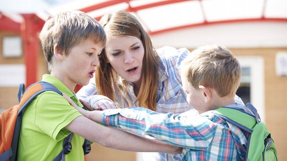 skola, skolēni, disciplīna, kautiņš