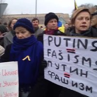 Pikets Ukrainas atbalstam pie Krievijas vēstniecības Rīgā