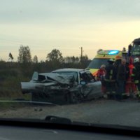 ФОТО: Тяжелая авария на шоссе Гулбене-Смилтене - Audi столкнулся с лесовозом