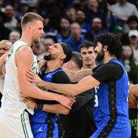 Porziņģim daudz soda metienu un saķeršanās laukumā; "Celtics" nenosargā pārsvaru