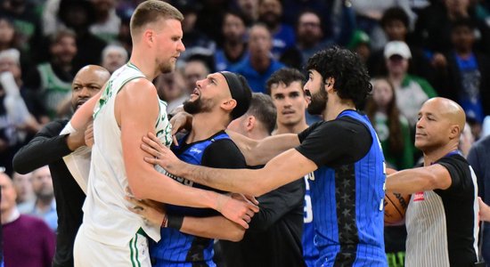 Porziņģim daudz soda metienu un saķeršanās laukumā; "Celtics" nenosargā pārsvaru