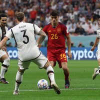 Futbola grandu duelī Vācija atspēlējas un cīnās neizšķirti ar Spāniju