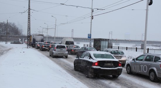 В праздничные дни уборка снега с улиц Риги продолжается в усиленном режиме