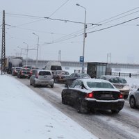 В праздничные дни уборка снега с улиц Риги продолжается в усиленном режиме