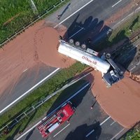 ВИДЕО: В Польше автотрассу затопило тоннами шоколада