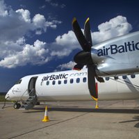 Пилотам airBaltic запретили оставаться в кабине в одиночку