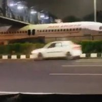 Video: Indijā liela lidmašīna iestrēgusi zem tilta