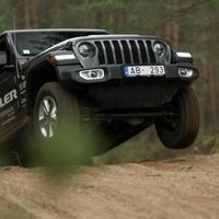 Video: Ar jauno 'Jeep Wrangler' pa Latvijas mežu takām