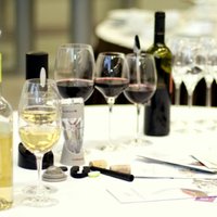 Virtuves tests: Vīnzinis Jānis Kaļķis testē vīna baudīšanas piederumus