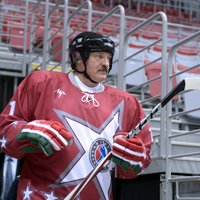 Video: Lukašenko ar dēlu apspēlē arābu hokeja veterānus