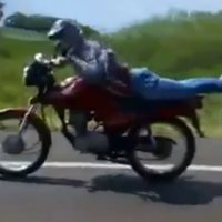 Video: Kas notiek, ja uz motocikla sagribas tēlot Supermenu