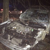 ФОТО: автоводитель в Юрмале на большой скорости совершил серьезную аварию