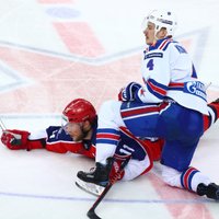 Znaroka un Vītoliņa trenētā SKA noliek KHL čempionu pilnvaras