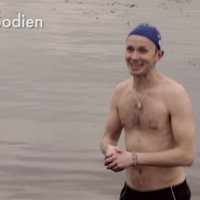 Video: Renārs Kaupers peldas saltajā Daugavā, atbalstot vēža slimniekus