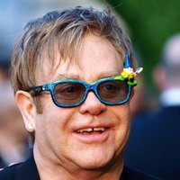 Eltons Džons plāno ar Putinu runāt par geju tiesībām
