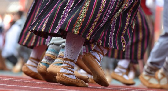 'Ne jā, ne nē' – Saeimas komisija vēl neizlemj par skolēnu Dziesmu un deju svētkiem