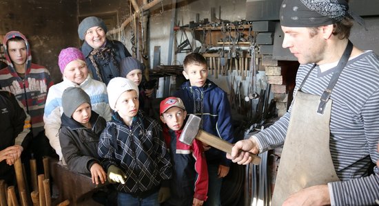 Nedēļas nogalē 150 vietās Latvijā varēs apgūt jaunas prasmes pie amatu meistariem