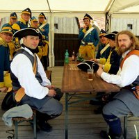 Somijā kritušos karavīrus piemin ar senu tērpu parādi un ieroču tirdziņu