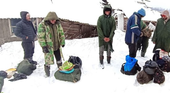ФОТО. Литовские пограничники-практиканты помогли задержать в Латвии группу нелегалов