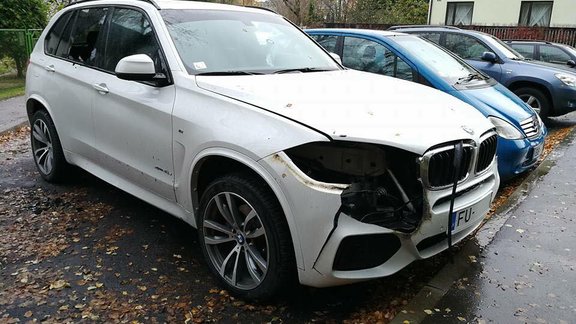 'BMW X5' lukturi izņemti ar lodlampu