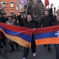 Erevānā protestētāji ielaužas valdības ēkā
