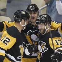 Bļugera 'Penguins' samet septiņas ripas Balcera 'Senators' vārtos